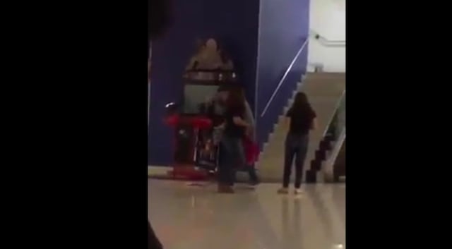 Mujer agrede a la amante de su novio en pleno cine