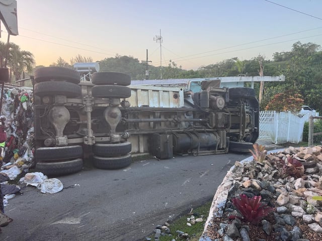 Hombre muere tras quedar atrapado bajo camión de basura en Toa Alta