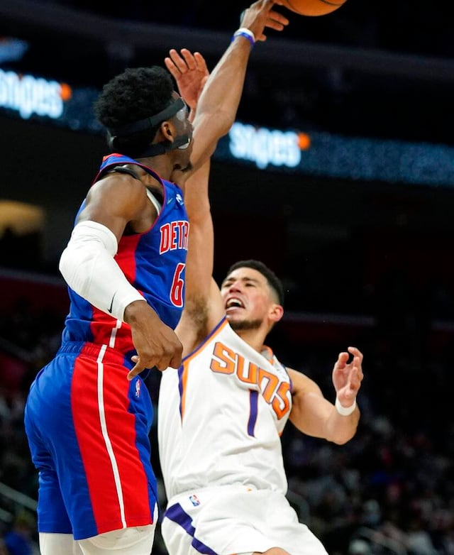 Booker y McGee lideran triunfo de Suns ante Pistons
