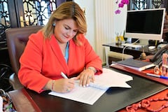 Gobernadora firma varias leyes sobre propiedad, deportes, autismo y salud