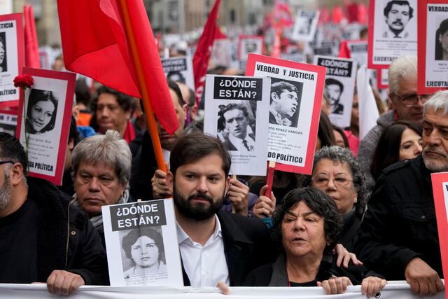 Chilenos marchan para recordar a las víctimas de la dictadura de Pinochet