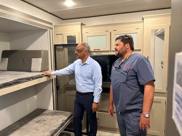 Presentan unidad móvil que servirá de hospedaje para personal médico en Vieques
