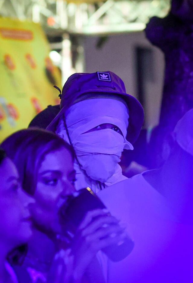 Bad Bunny estuvo entre el público en las Fiestas de la Calle San Sebastián