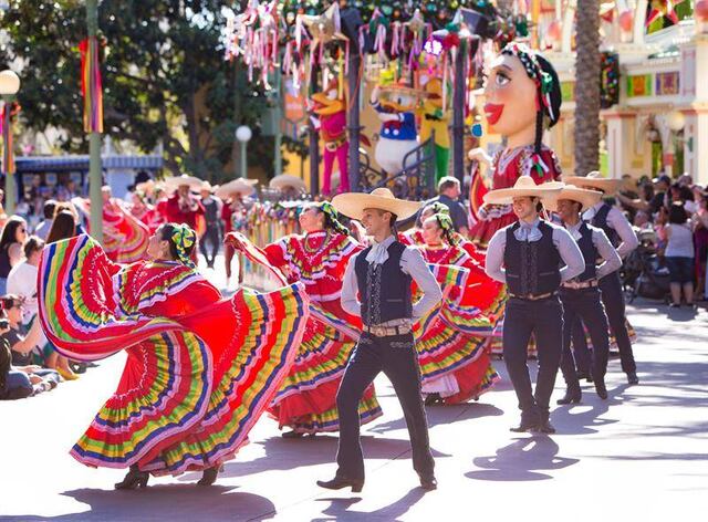 Disneyland abre en California su multicultural temporada navideña