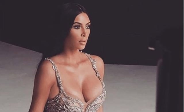 ¡Qué escote, qué cintura! Así llegó Kim Kardashian a la Gala Met 2018