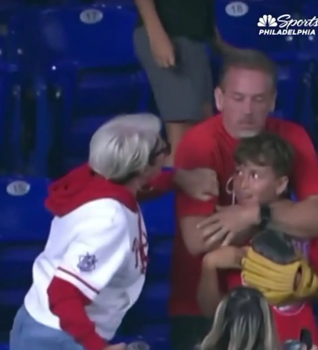 Mujer le grita y arrebata pelota a padre que la atrapó para su hijo en las gradas  en juego de Phillies