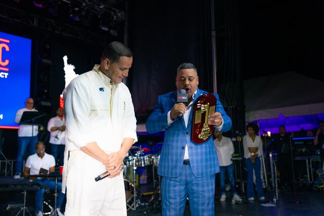 Víctor Manuelle recibe la “llave del entretenimiento” de Nueva York