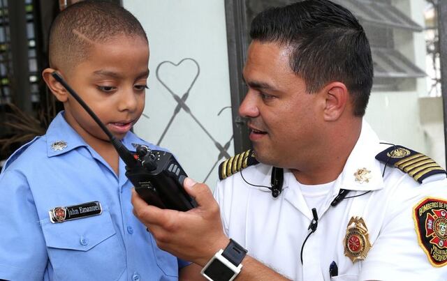 Make a Wish cumple el sueño de un niño y lo convierte en bombero