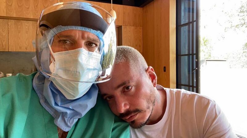 J Balvin y su doctor en 2020. / Foto: Instagram.