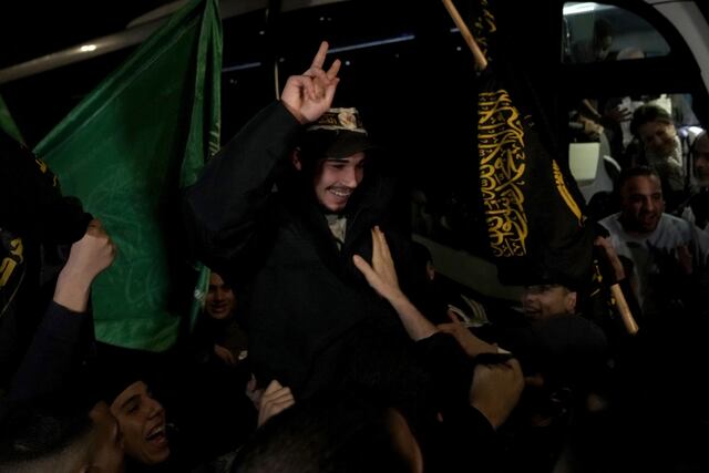 Más israelíes y palestinos son liberados durante tregua en Gaza