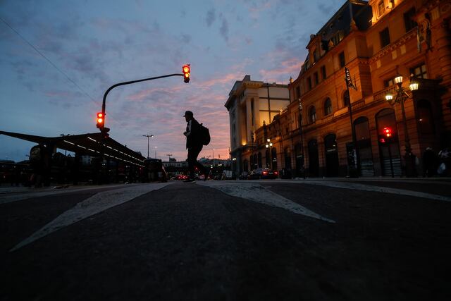 Manifestantes protestan ante el Congreso de Argentina contra reforma laboral de Javier Milei
