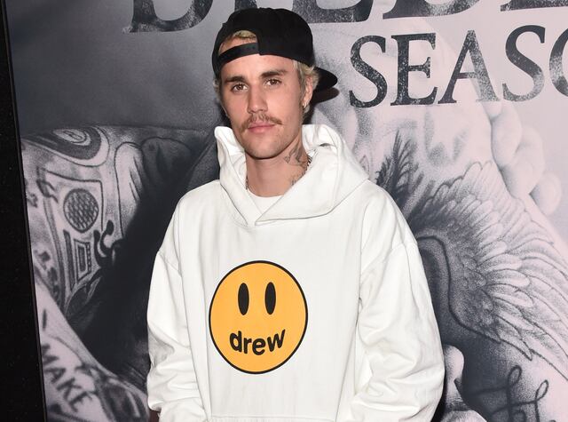 Justin Bieber suspende presentaciones, tras sufrir parálisis facial