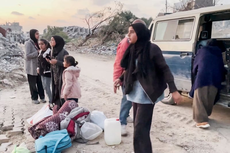En esta imagen extraída de un video de Associated Press, Ne'man Abu Jarad y su familia regresan a su hogar en Beit Lahiya, Franja de Gaza, el lunes 29 de enero de 2025, por primera vez desde que comenzó la guerra entre Hamas e Israel. (Foto AP)