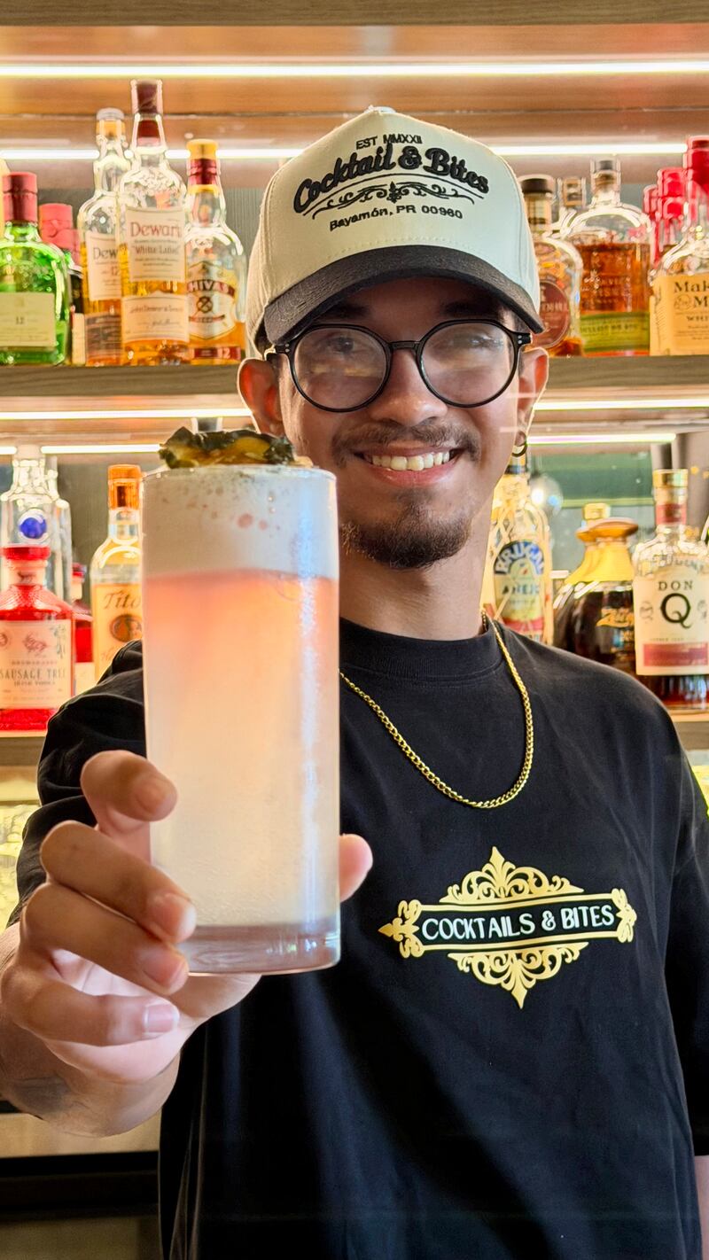 El bartender Kevin Murga, de Cocktail & Bites en Bayamón, elaboró Under the Breeze. Lynet Santiago Túa