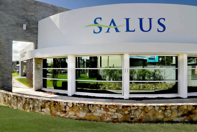 Salus inaugura clínica en Carolina y reconoce logros de su facultad médica