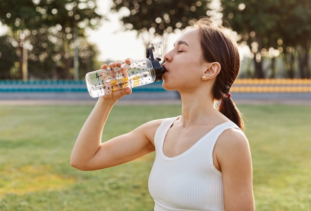 Conoce las consecuencias de no beber suficiente agua durante el día