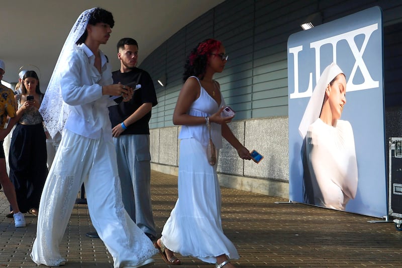 Seguidores de la cantante Rosalia fueron captados este 3 de septiembre al ingresar al Coliseo José Miguel Agrelot, para asistir al concierto de la artista española, en San Juan (Puerto Rico). EFE/Thais Llorca
