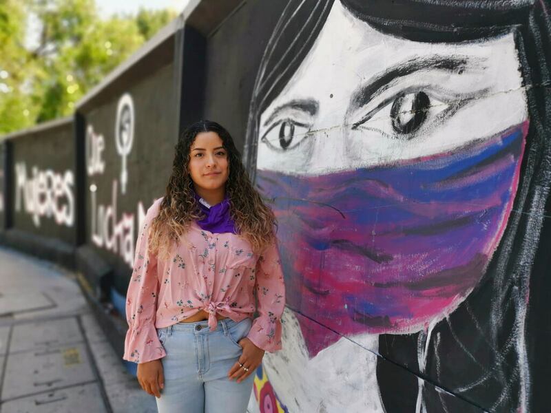 La actriz y activista Amy Lira, quien colabora con Casa Mandarina, una ONG dedicada a la erradicación de la violencia sexual, posa junto a un mural dedicado a las mujeres que luchan, en la Ciudad de México, el 9 de noviembre de 2021. En junio de 2016, Lira acusó a un director de teatro y profesor universitario de abusos sexuales. (AP Foto/Abril Mulato)