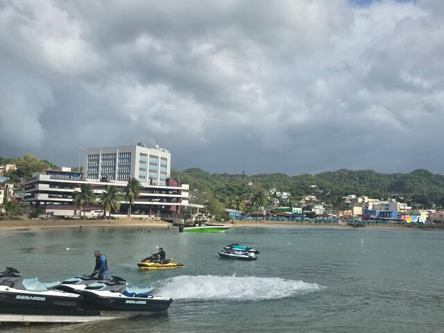 Instalan boyas y letreros temporales en el rompeolas de Aguadilla