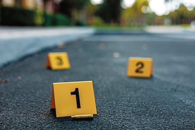 Balean dos jóvenes en farmacia de Ponce