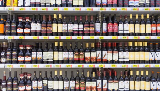 Sin importar la edad: proyecto del Senado obligaría a enseñar identificación para comprar alcohol en Puerto Rico
