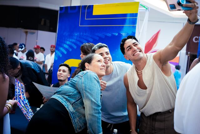 Fanáticos abarrotan primer ‘instore’ de Objetivo Fama 2025 para conocer a las 20 estrellas