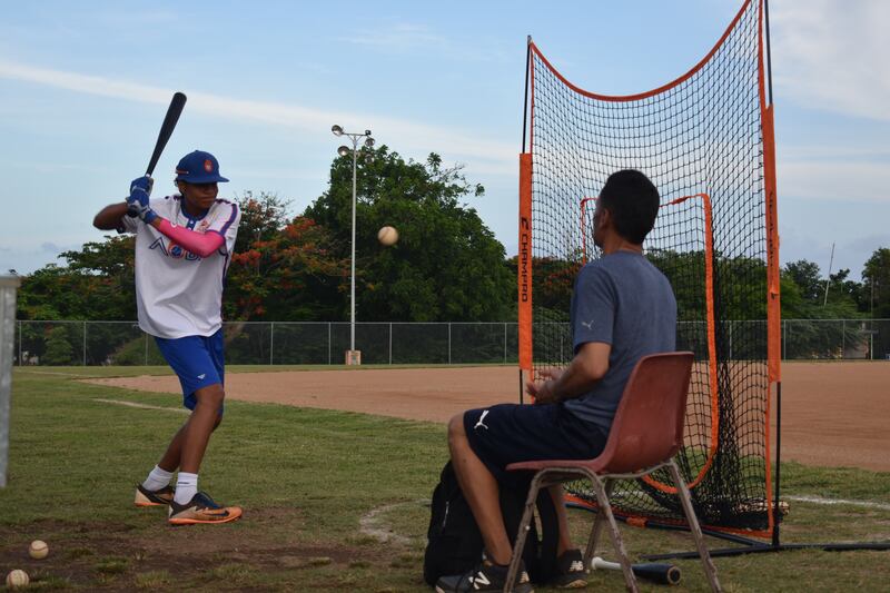 Los fines de semana de Eddie no se asemejan a las  adolescente promedio. Un sábado para este joven comienza en la madrugada para montarse en la lancha que lo llevará de Vieques a la Isla Grande y, entonces, tomar ruta hacia el municipio donde tenga juego o práctica. 
