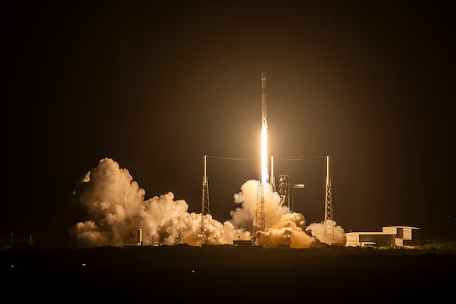 Suspenden lanzamientos de SpaceX tras incendio de cohete