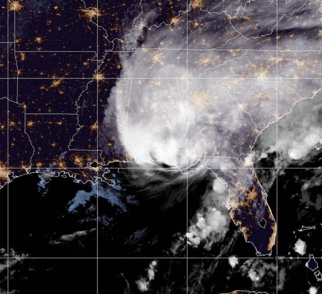 Huracán Isaías pierde intensidad mas amenaza con inundaciones y tornados