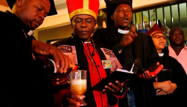 Bautizan a sus fieles con cerveza: así es la iglesia africana de borrachos que celebra sus misas en los bares