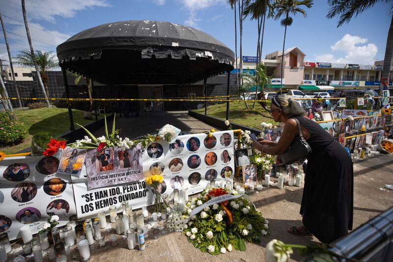 Una mujer observa imágenes de las victimas del accidente de la discoteca Jet Set, que causó 236 muertos y más de 100 heridos, durante la conmemoración del primer aniversario este jueves, en Santo Domingo.