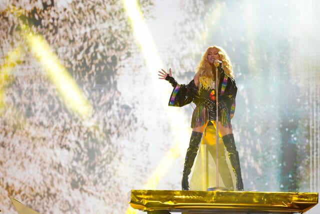 Paulina Rubio entona sus éxitos en Premio Lo Nuestro 2022 y celebra sus 30 años de carrera