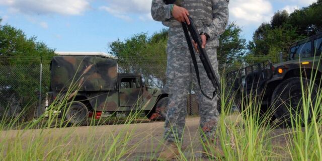 Hurtan municiones de vehículo oficial de Guardia Nacional