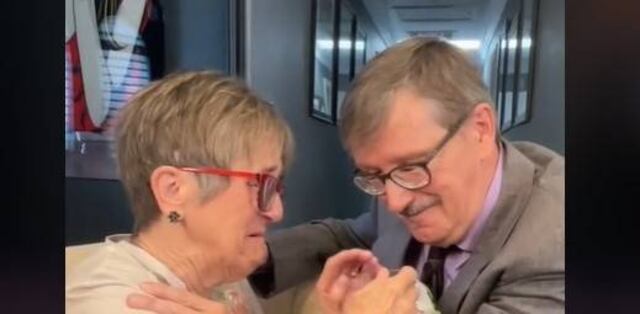 Viral en TikTok: Le pide matrimonio cada semana a su esposa que tiene Alzheimer