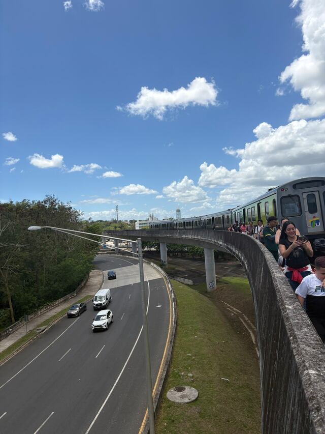 Suspenden servicio del Tren Urbano y desalojan pasajeros