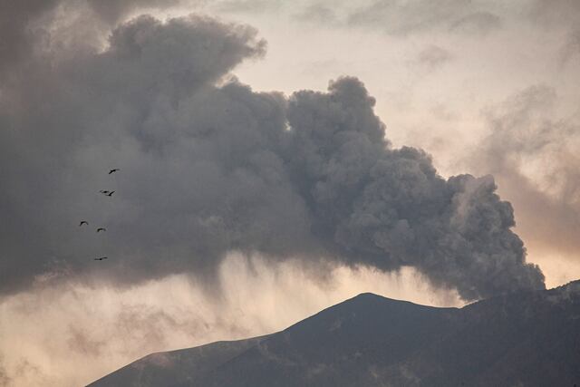 Cenizas volcánicas causan cierre de aeropuertos en Indonesia