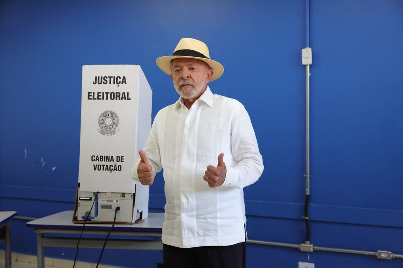 El presidente de Brasil y candidato a la reelección, Luiz Inácio Lula da Silva vota este domingo en un colegio electoral en la ciudad de São Bernardo do Campo (Brasil). EFE/ Sebastião Moreira

