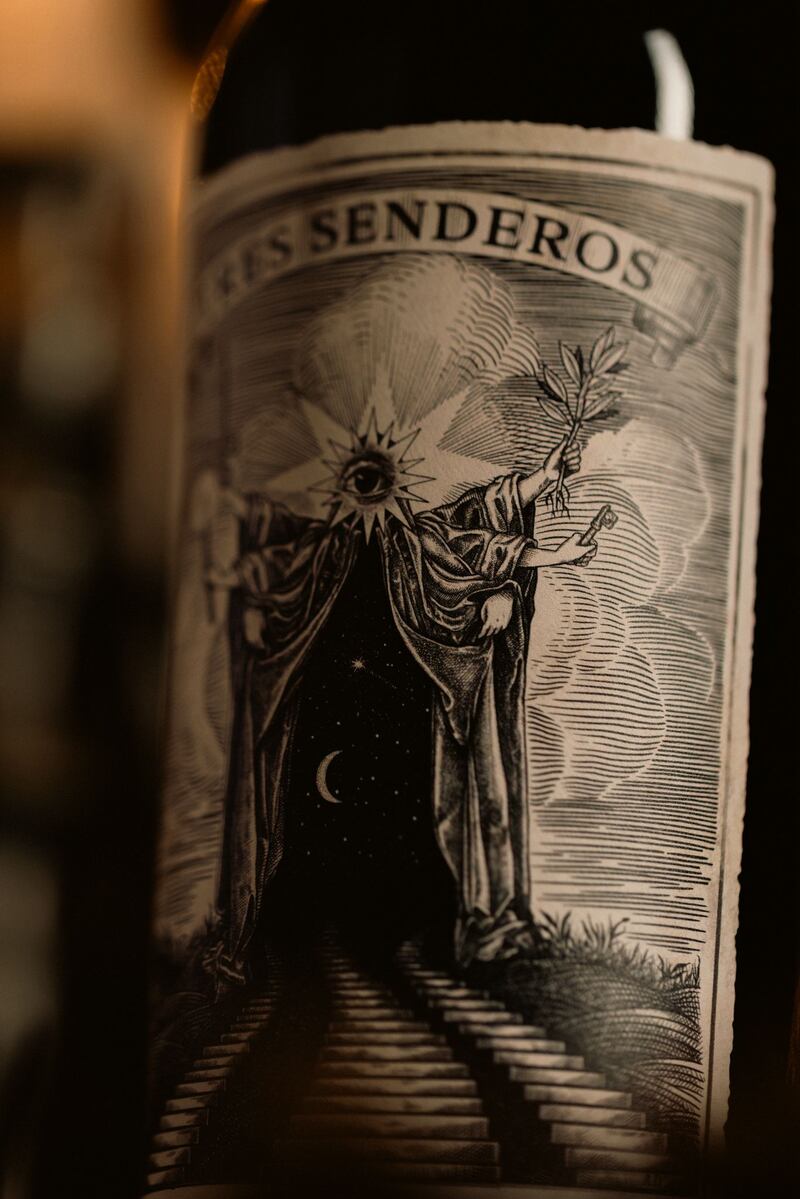 Es un vino edición limitada que fusiona la vinicultura, la alta gastronomía y el arte visual de una manera única y profundamente puertorriqueña.