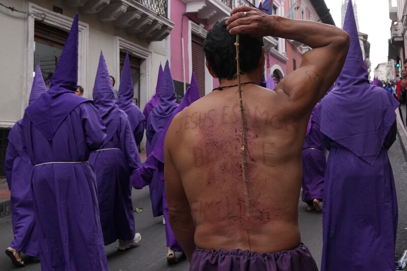Un penitente se flagela la espalda durante la procesión de Jesús del Gran Poder, con motivo de la celebración de la Semana Santa, en Quito, Ecuador, el 29 de marzo de 2024. La Semana Santa conmemora los últimos días de la vida de Jesús, según la Biblia, incluyendo su crucifixión el Viernes Santo y su resurrección en el Domingo de Pascua. (AP Foto/Dolores Ochoa)