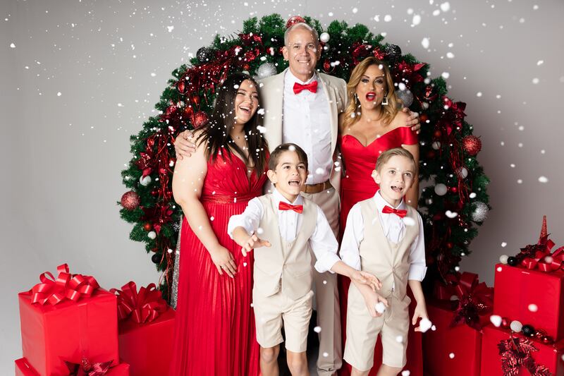La periodista habla sobre la ilusión de la navidad en sus niños y cómo celebran la la época festiva.
Agradecimientos: H&M, Elymagda González @_elymagda (702) 771-1747, Vestido: D’Royal Bride.