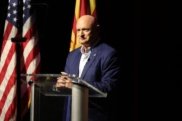 Juez determina que jefe de Defensa tomó represalias ilegales contra el senador Mark Kelly por vídeo de órdenes ilegales