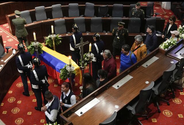 Presidente de Colombia envía escultura de la paz de Botero a capilla ardiente en su homenaje