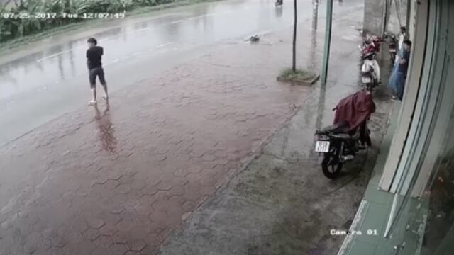Hombre decide orinar en medio de la calle y se vuelve viral por particular castigo
