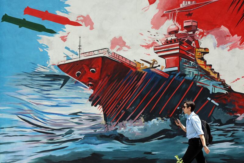 FOTO ARCHIVO.- Un iraní camina junto a un mural anti-EEUU e Israel en una calle de Teherán, EFE/EPA/ABEDIN TAHERKENAREH
