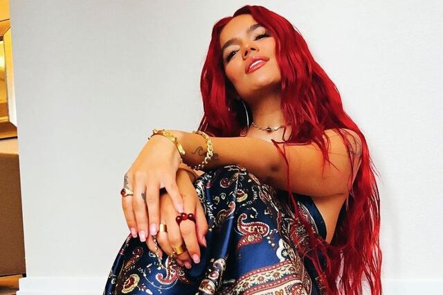 Karol G envía mensaje a los fanáticos que lanzan objetos al escenario