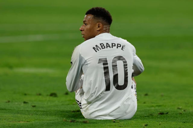 Mbappé mantiene tres goles de ventaja sin jugar