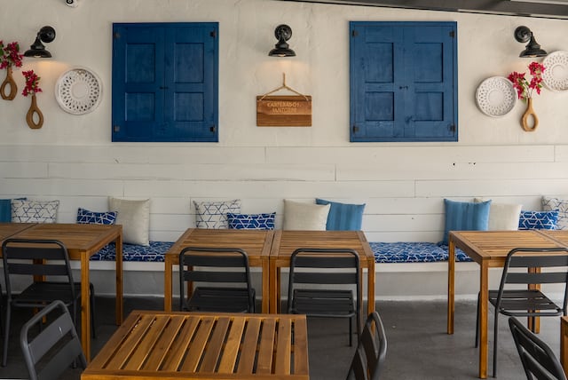 Un pedazo de Santorini florece en Guaynabo con la nueva terraza de OPA! Greek Kouzina