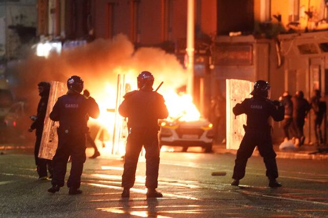Premier de Irlanda condena disturbios cometidos por antinmigrantes en el centro de Dublín