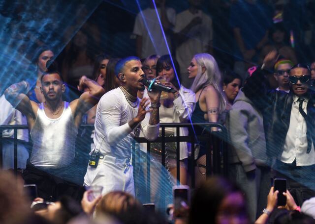 Elvis Crespo la monta en el concierto de Rauw Alejandro