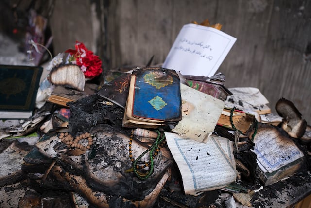Irán muestra mezquitas y coranes quemados en las protestas